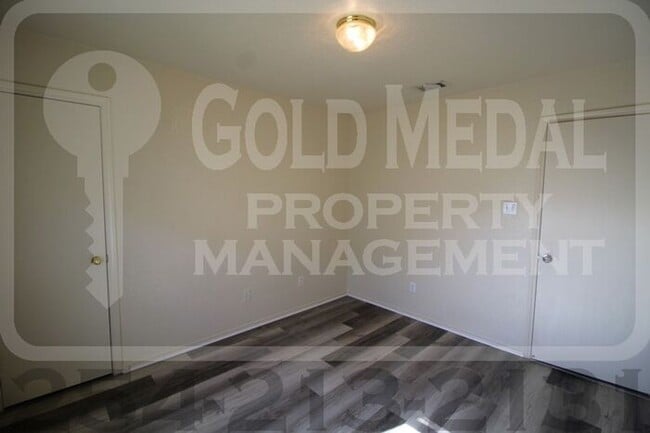 Building Photo - 2802 Alma Dr