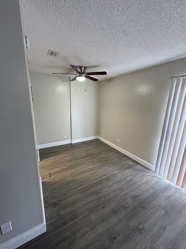 Building Photo - Stylish Remodeled 1BR Condo with Pool & Low HOA – Ideal Winter Park Investment