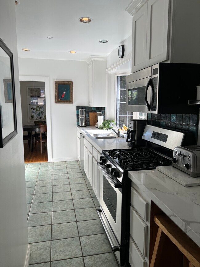 Building Photo - 9639 Farragut Dr