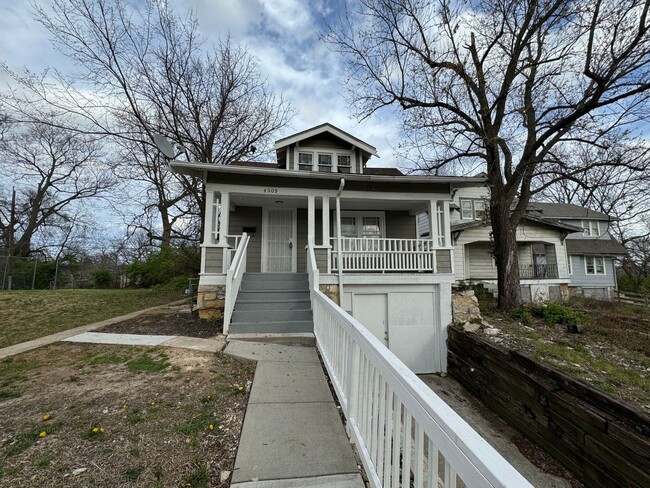 Primary Photo - Newly Renovated 3 Bed, 2 Bath Home