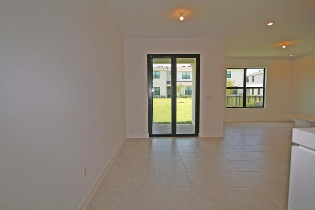 Building Photo - 14050 SW Thorens Dr