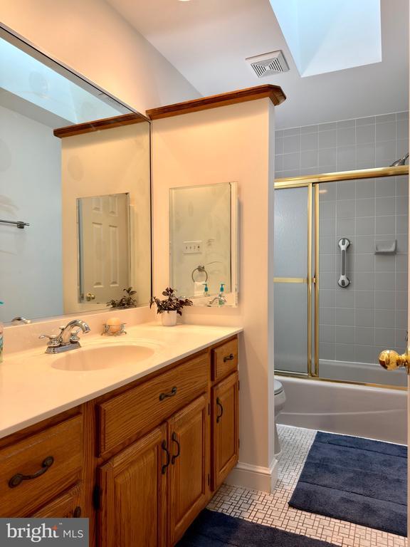 Building Photo - 905 W Poplar Rd