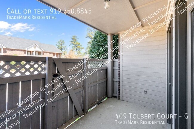 Building Photo - Beautifully Renovated Apartment