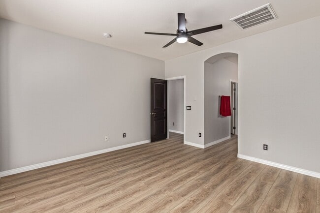 Building Photo - Lovely home in cul-de-sac lot with fenced pool!