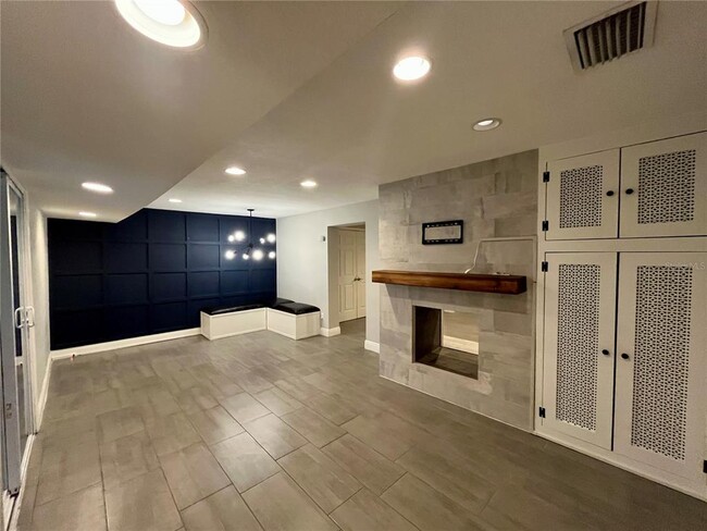 Building Photo - 727 N Himes Ave