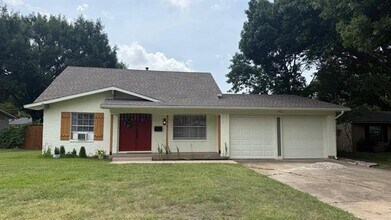 Building Photo - 439 Malden Dr