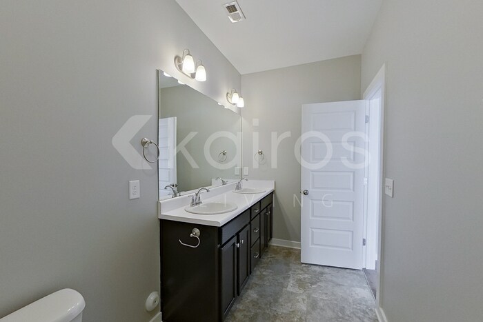 Building Photo - 204 White Oak Cir