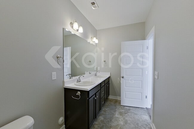 Building Photo - 204 White Oak Cir