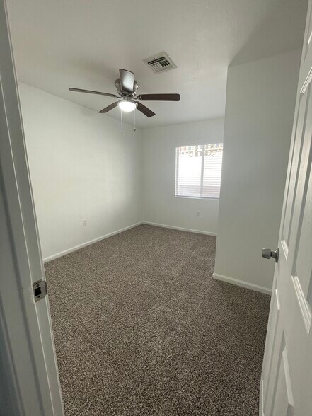 Building Photo - 1529 E Sunnyside Dr