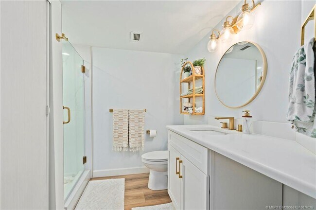 Building Photo - 625 NW North River Dr