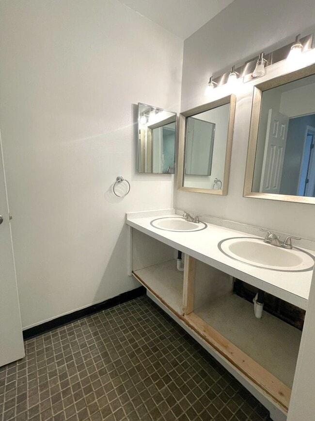 Building Photo - Two Bedroom Apartment Available for Rent!