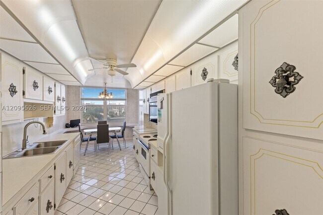 Building Photo - 2751 S Ocean Dr