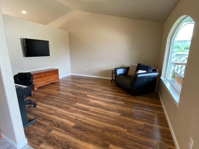 Building Photo - Sunny and spacious 3 bed, 2.5 bath house with living and family room, with huge back yard!