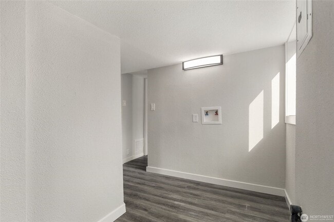 Building Photo - 5 Bedroom 2 Bathroom House with Large Lot
