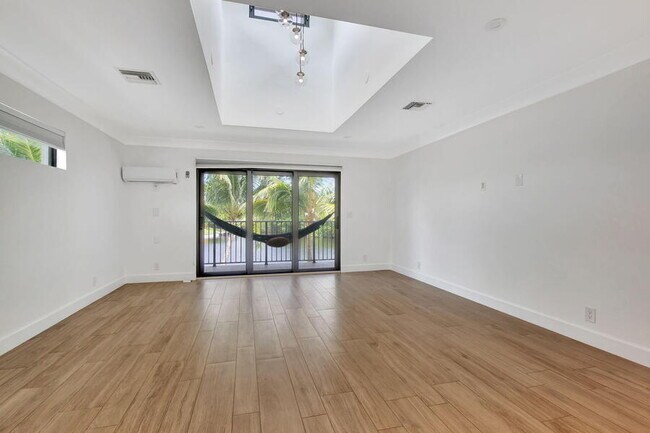 Building Photo - 400 Venice Dr