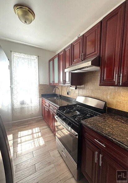 Building Photo - 3BR 1BA Top Floor Brick Townhouse w/ Commu...