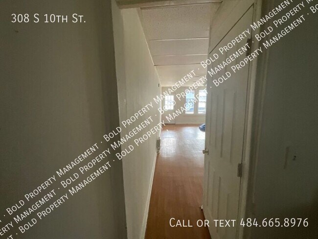 Building Photo - 308 S 10th St