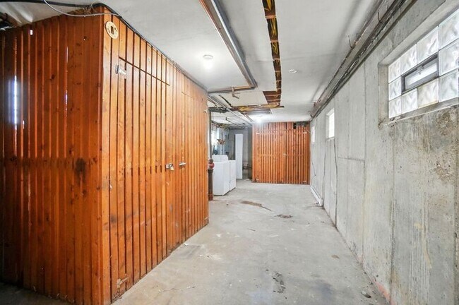 Building Photo - 39 Wuest St