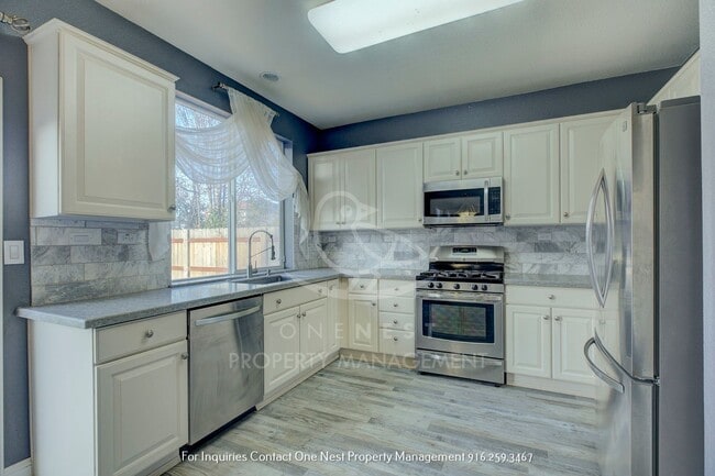 Building Photo - 4 Bedroom, 2 bathroom, 2 car garage