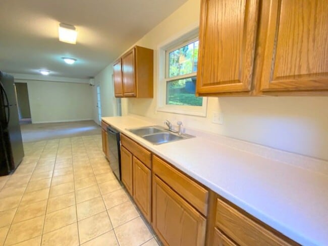 Building Photo - West Asheville Basement Apartment