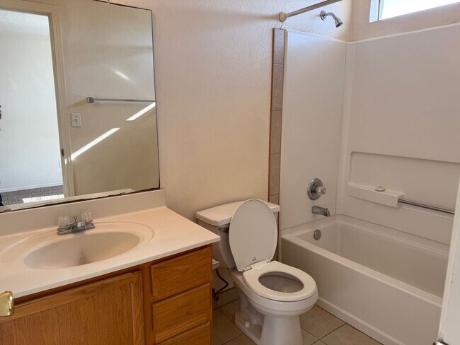 Building Photo - 4 Br, 2.5 Bath, loft upstairs, landscaped ...