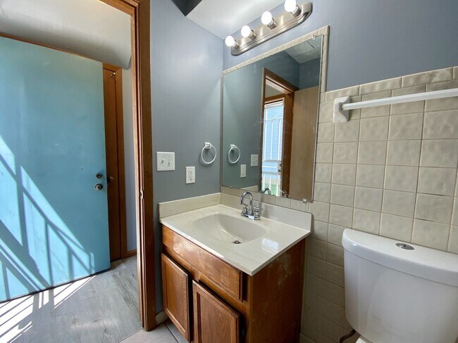 Building Photo - 2 Bedroom Single Family