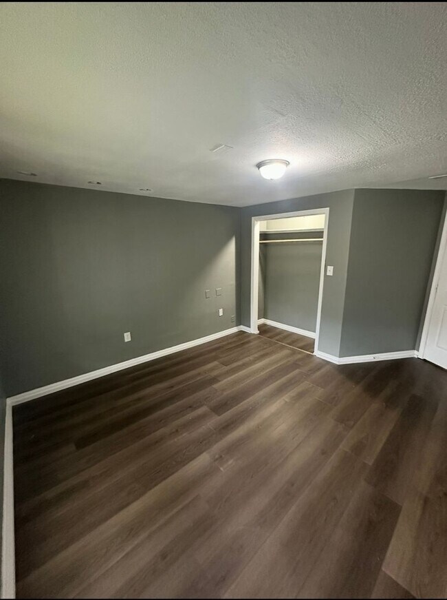 Building Photo - This is a 3bedroom 1 Full bathroom house which has a spacious living room, dining room and full k...