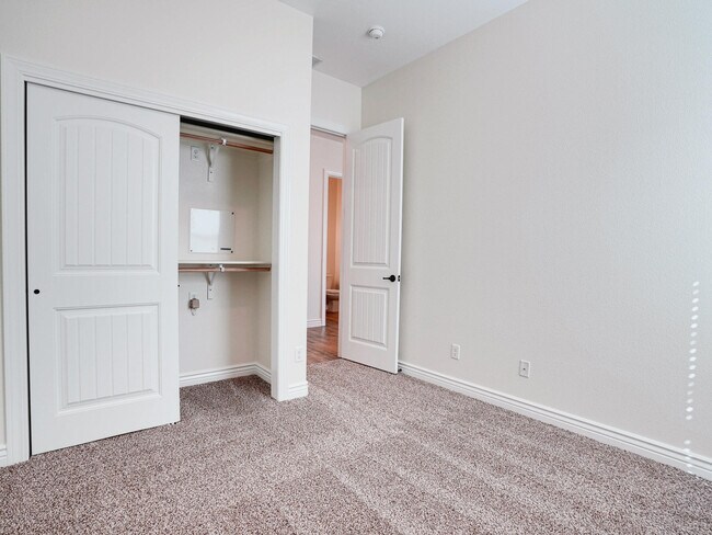 Building Photo - 392 Frodsham St