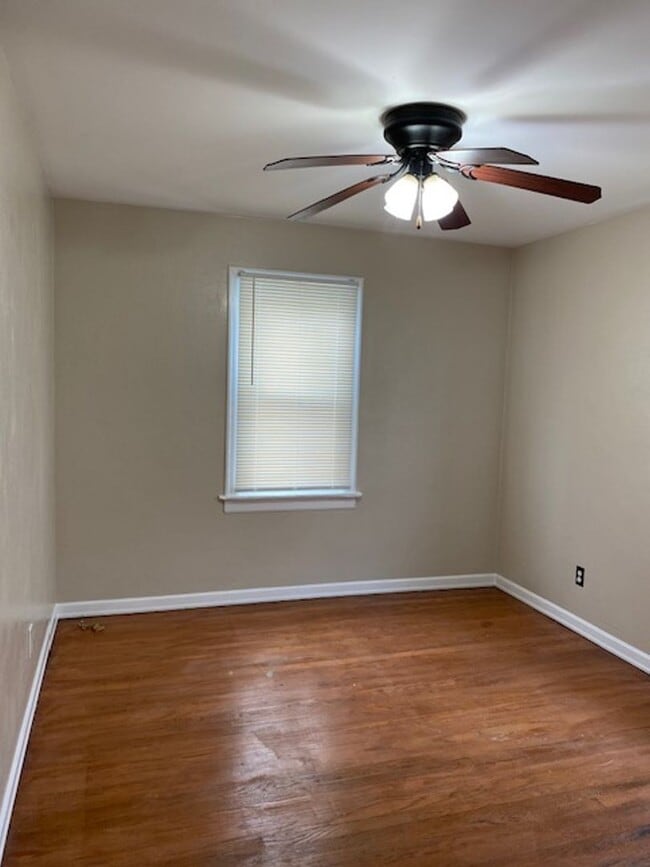 Building Photo - Three Bedroom Home w/Large Kitchen, Oversi...