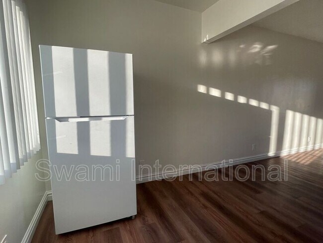 Building Photo - 10970 S Figueroa St