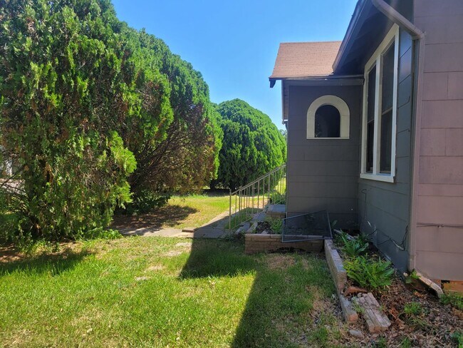 Building Photo - Great Home in Procter St!