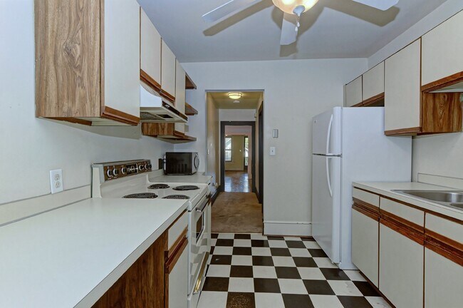 Building Photo - 2Br/2Bth House Walking Distance to Carolin...
