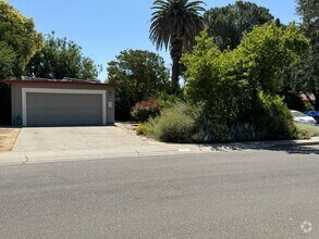 Building Photo - WELL MAINTAINED SINGLE STORY HOME WITH SOL...