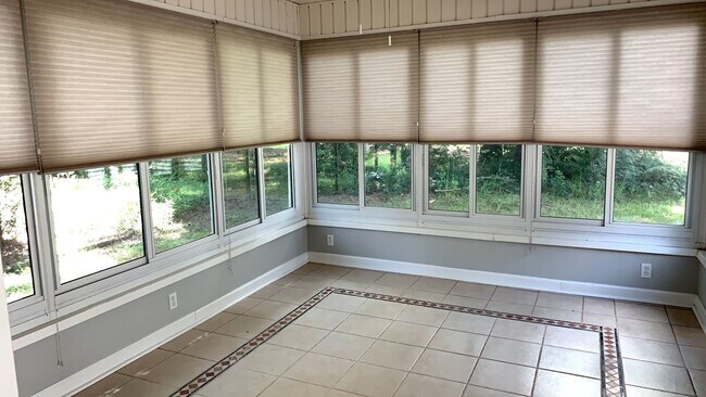 Building Photo - 3-Bedroom, 2-Baths located in desirable Ar...