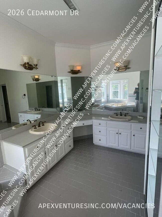 Building Photo - 2026 Cedarmont Dr