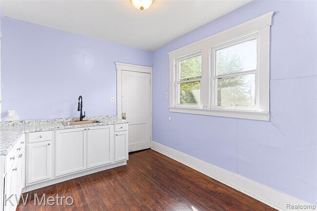 Building Photo - 1076 N Rademacher St