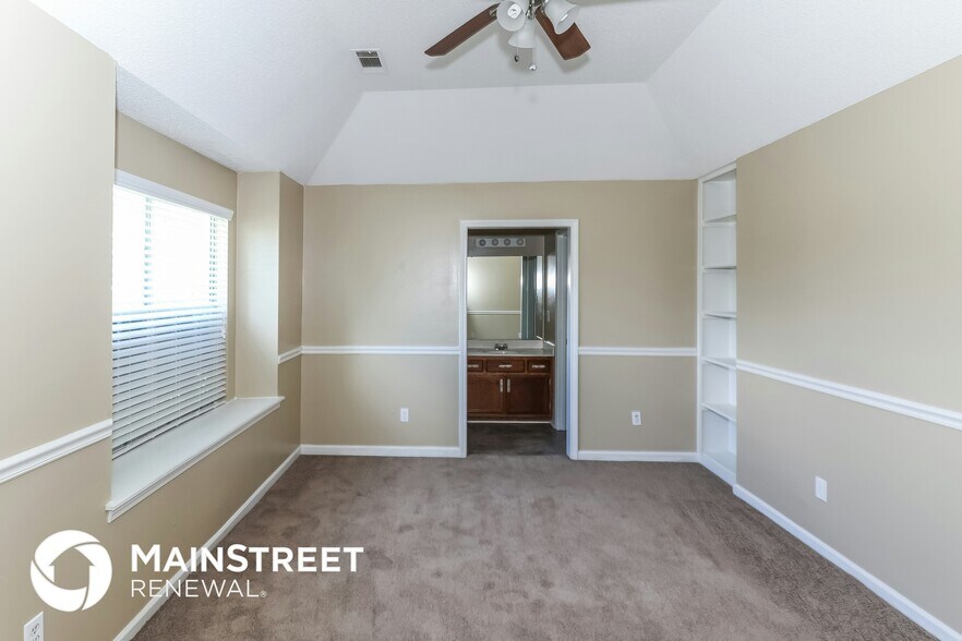 Building Photo - 4820 Greenlawn Cove