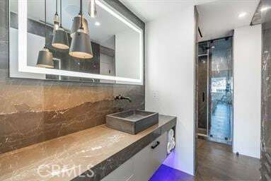 Building Photo - 838 N Doheny Dr