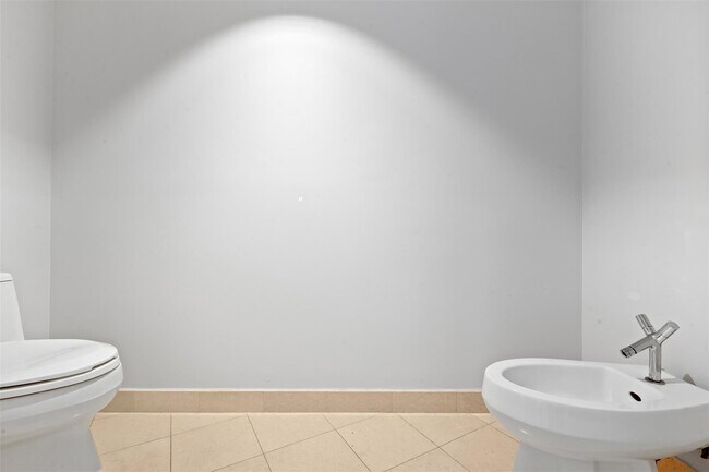 Building Photo - 18911 Collins Ave