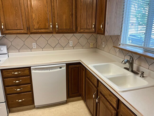 Building Photo - Beautiful 3 bed townhouse!