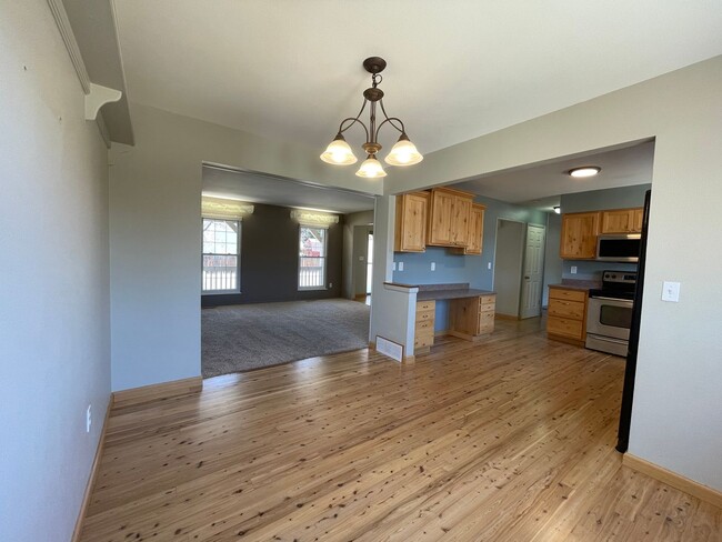 Building Photo - $0 DEPOSIT OPTION. 4BED/2.5BATH IN AURORA'...