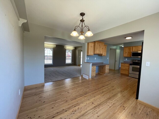 Building Photo - $0 DEPOSIT OPTION. 4BED/2.5BATH IN AURORA'S KINGSBOROUGH NEIGHBORHOOD