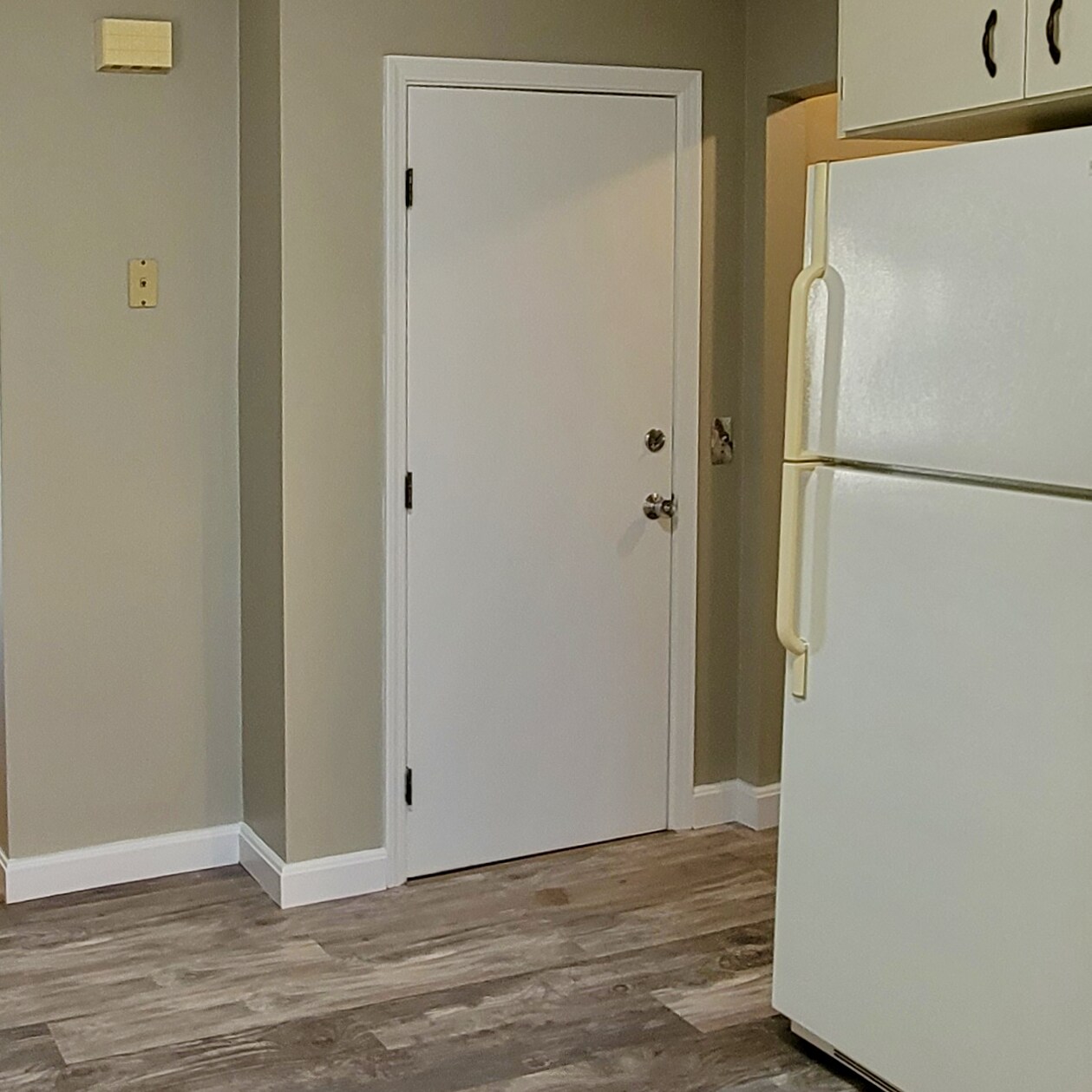 Entry into kitchen - 128 Malden St