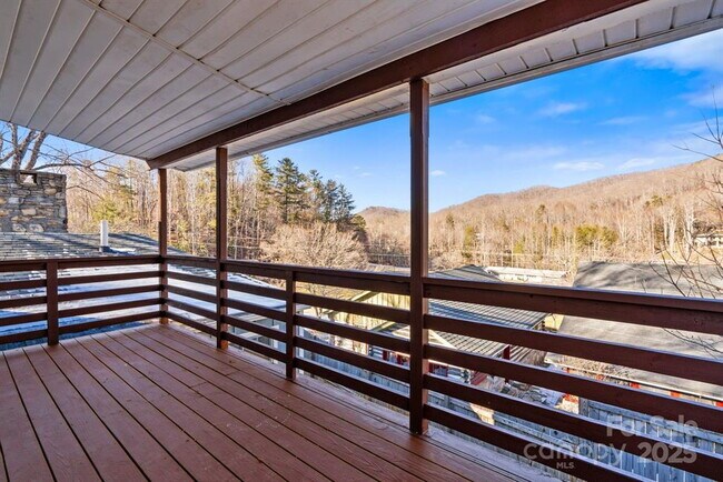 Building Photo - "Charming Cottage Retreat in Gerton, NC!"