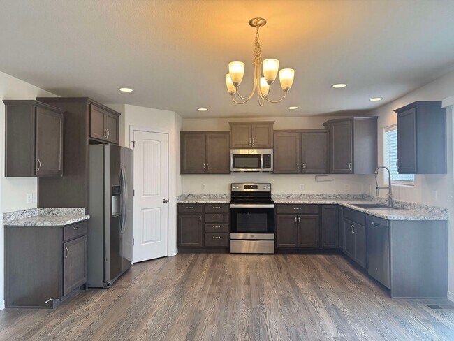 Building Photo - Like new 3 bedroom w/ basement in Enclaves...