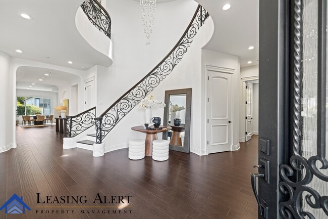 Building Photo - 5011 Hayvenhurst Ave