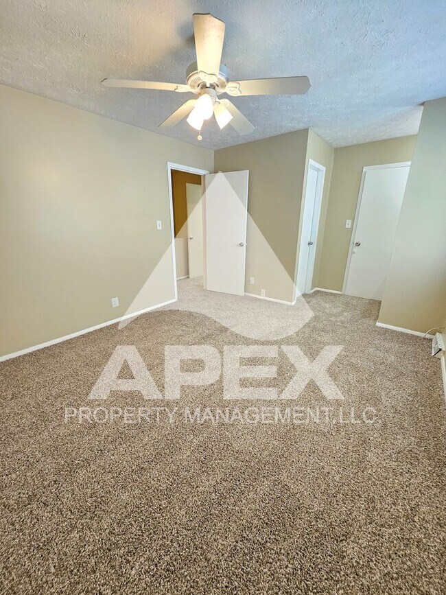 Building Photo - Nice 3Bd 1.5 Townhouse in WEST KNOX off Cedarbluff! END UNIT!