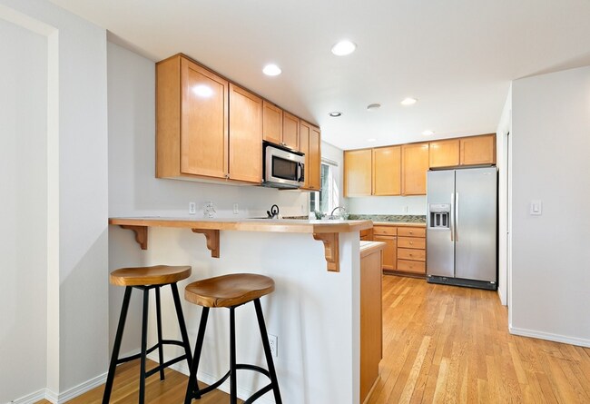 Building Photo - Wonderful 3 bed Townhome w/garage in Northgate! AVAILABLE 10/7/2026!