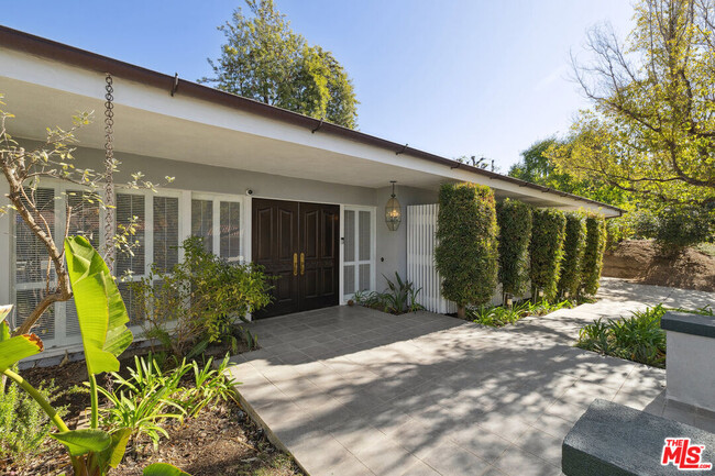 Building Photo - 18081 Lake Encino Dr