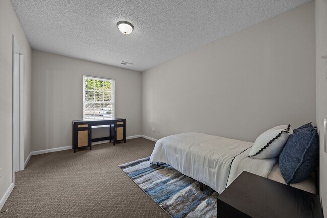 Building Photo - FULLY FURNISHED EXCLUSIVE SHORT AND MIDTER...